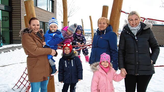 Abholzeit in der Kita am Buchberg: Stefanie Wall mit Erik (von links), Thea, Ilkay, Helena, Leiterin Heike Zerbe, Lara und Stefanie ...