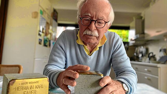 &bdquo;Vorher werde ich sie nochmal polieren&ldquo;: Die beiden letzten Stolpersteine, die Friedrich Engelke noch in seinem Keller ...