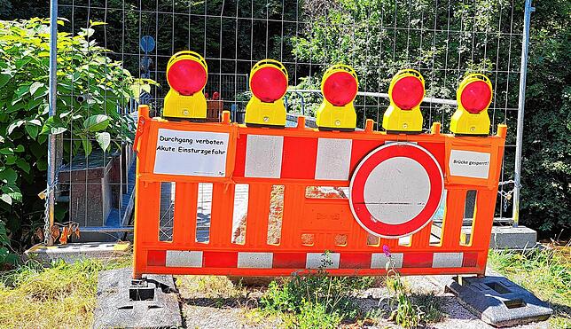 Beeindruckende Maßnahme: Brücke gesperrt, Durchgang verboten, akute Einsturzgefahr.