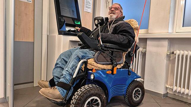 Der 71-jährige Hellmuth Hannemann kann erst seit wenigen Wochen auch selbstständig Bargeld abheben. Davor scheiterte es in der ...