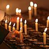 Nach dem Tod von Papst Franziskus zünden Trauernde nach einem Gottesdienst in der Stuttgarter Domkirche St. Eberhard Kerzen an.