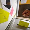 Ein Mann wirft einen Wahlbrief für die Kommunalwahl in Baden-Württemberg in eine Wahlurne.