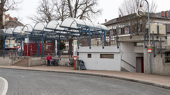 Ein mysteriöses Päckchen löste im April 1993 am Waldshuter Bahnhofskiosk &ndash; hier der Busbahnhof mir dem Bahnhofsgebäude im ...