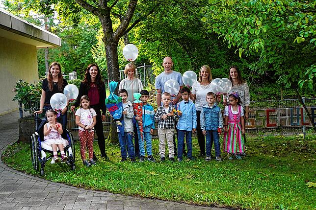 Die Schülerinnen und Schüler der Haldenwang Schule in Singen, eine altersgemischte Klasse. Dieses Jahr sind Einschüler und Schülerinnen ...