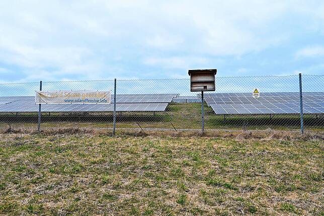 Auch beim Solarpark in Rickelshausen sind Bienenstöcke angebracht worden. Ähnlich soll auch beim Solarpark Bradbühl verfahren werden.