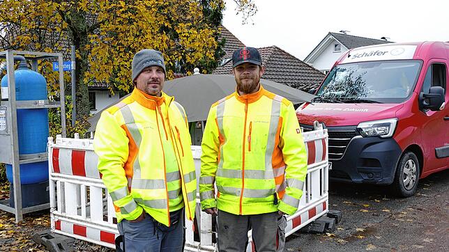 Andy Kraus und Damian Barczak von der Firma Schäfer haben den ersten Teil der Häuserner Hauptleitung und etliche Hausanschlüsse ...