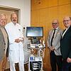 Werner Gaiser, stellvertretender Vorsitzender des Krankenhausfördervereins, Chefarzt Jan Kewer, Krankenhaus-Geschäftsführer Michael ...