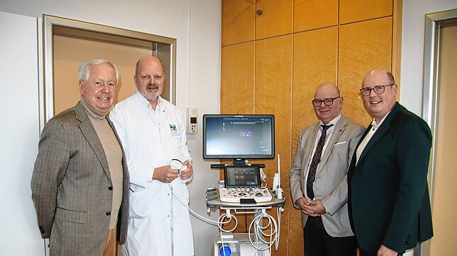 Werner Gaiser, stellvertretender Vorsitzender des Krankenhausfördervereins, Chefarzt Jan Kewer, Krankenhaus-Geschäftsführer Michael ...