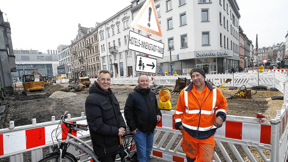 Sie sind zufrieden mit dem Verlauf der Großbaustelle am Bahnhofplatz (von links): Uwe Kopf und Peter Martin vom Tiefbauamt der Stadt ...