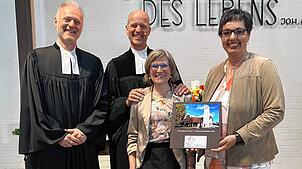 Feiern einen wertschätzenden Abschied (von links): Dekan Markus Weimer, Pfarrer Joachim von Mitzlaff, Mirjam von Mitzlaff und die ...