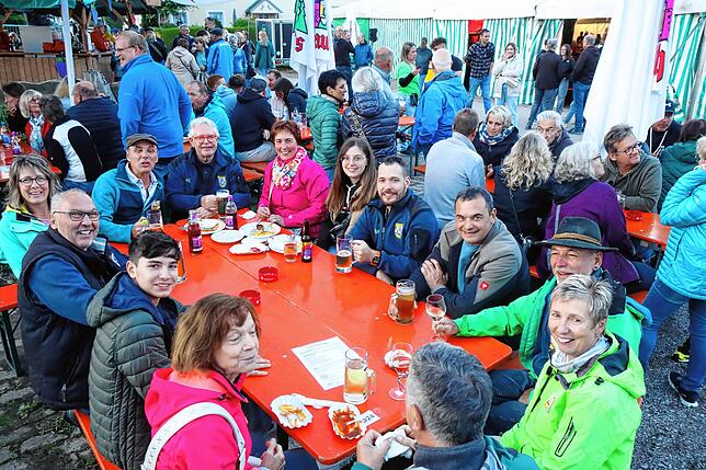 Mitglieder und Freunde des Männergesangsvereins Liederkranz Weilersbach genießen auf dem Nordstetter Dorfplatz ihren Festbesuch.