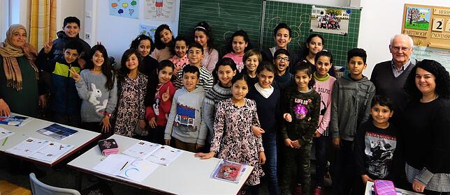 Einmal in der Woche bringen die beiden syrischen Lehrerinnen Fatema Alali (links) und Miedia Mustafa (rechts) den Kindern das arabische ...
