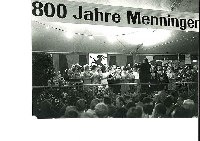 Extra für das Ortsjubiläum wurde 1974 der Gemischte Chor gegründet. Der erste Auftritt kam bestens an.