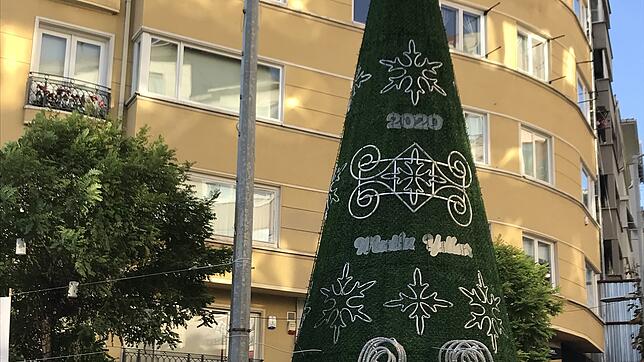 Ein kommunaler Neujahrsbaum des Istanbuler Stadtbezirks Sisli. Der Schriftzug auf dem Baum bedeutet übersetzt &bdquo;Frohes Neues ...
