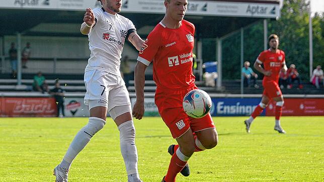 Volkan Bak (FC 08 Villingen, links) schoss in der Partie gegen die TSG Backnang (Christian Weiller) das entscheidende 2:0.