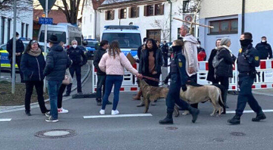 Udo Schulz steht am 13. Februar vor einer Polizeisperre in Laiz mit seinem Holzkreuz.