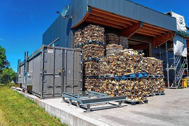 In der Anlage links wird bei Marfings das Holz getrocknet, bevor es die Kunden kaufen und verbrennen können.