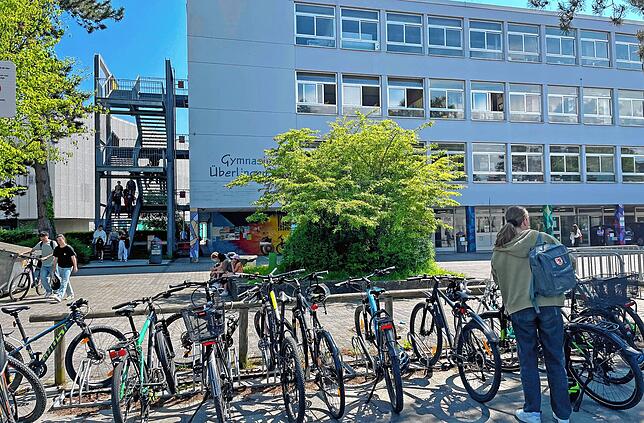 Schon seit vielen Jahren wird hier der Mangel an Räumen verwaltet. Derzeit besuchen rund 850 Schüler in 35 Klassen bzw. Kursen die ...