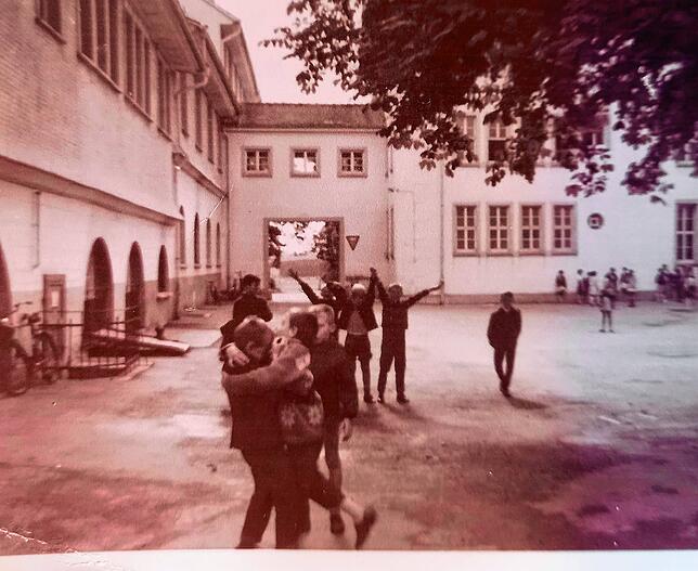 Spielende und raufende Buben im damaligen DRK-Kindersolbad in Bad Dürrheim im Sommer 1965. Viele Ehemalige haben hier schlechte ...