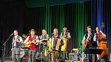 Die sieben Musiker Ludwig Lusky (von links), Andreas Meixner, Omar Belmonte, Hans Leiter, Hans Jörg und Juan Sebastian Ruiz brachten ...