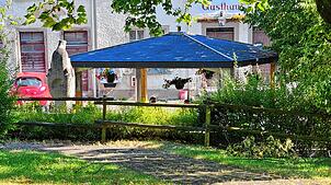Unter diesem Pavillon am Bühlemer Dorfbrunnen sollen sich immer wieder dutzende Menschen treffen und bis tief in die Nacht zusammensitzen.