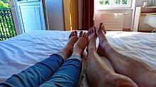 Touristen machen es sich in einem Bett gemütlich. Doch in Görwihl ist die Anzahl der Betten rückläufig. Auch die Zahl der Übernachtungen ...