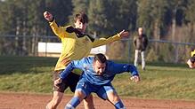 Der Überauchener Pascal Hoch (vorne) schirmt den Ball ab vor dem Hölzlebrucker Pirmin Schlenker. Der SV Überauchen und der SV ...