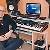 Christian Kammerer sitzt in seinem Tonstudio, das er sich im Wohnhaus eingerichtet hat. Der 32-Jährige mischt die Arbeiten anderer ...