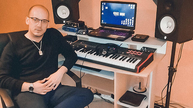 Christian Kammerer sitzt in seinem Tonstudio, das er sich im Wohnhaus eingerichtet hat. Der 32-Jährige mischt die Arbeiten anderer ...