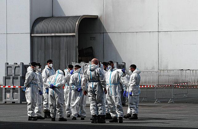 Soldaten der Bundeswehr stehen auf dem Betriebsgelände der Firma Tönnies und bereiten sich auf eine größere Testaktion vor. Mehr als ...