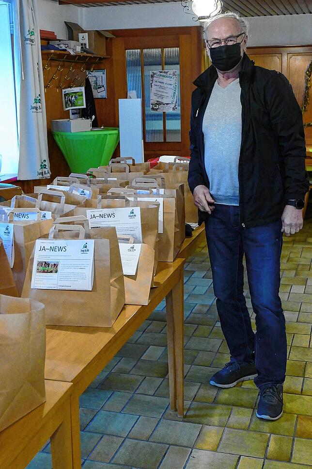 Fahrer Heinrich Seiler vor den Tüten für die Bonndorfer-Tour. An jeder Tüte werden die Ja-News mit den Menüs der nächsten Wochen und ...