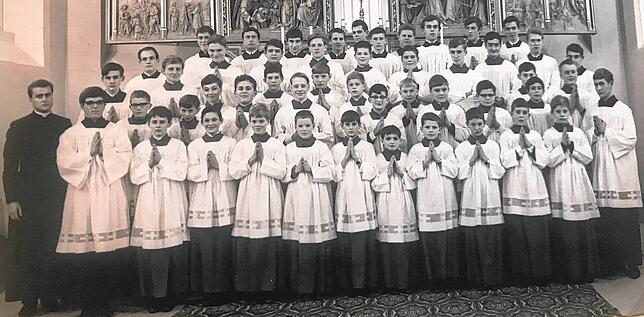 Auf diesem Foto aus dem Familienalbum ist der Ministrant Josef Jerg mit der schwarzen Brille in der Bildmitte zu erkennen. Links auf dem ...