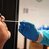 Ein Mann macht einen Coronatest in einem Testzentrum in Waldshut. Coronatests sind immer noch nötig, wenn man beispielsweise jemanden im ...