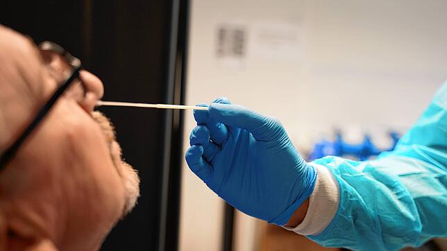 Ein Mann macht einen Coronatest in einem Testzentrum in Waldshut. Coronatests sind immer noch nötig, wenn man beispielsweise jemanden im ...