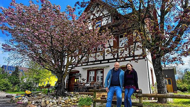 Jochen und Manu Rädeker leben mit ihren Kindern Ly und Linus im ersten Srock des Backhauses. Im Erdgeschoss befinden sich Brennerei und ...