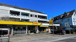 (Archivbild) Hier, vor dem Netto-Markt in Allensbach, soll ein 41-Jähriger am Montagabend, 23. Juni, randaliert und andere Passanten ...