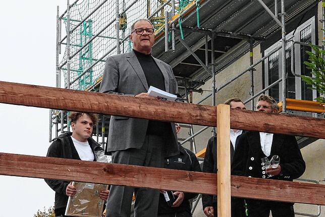 Oberbürgermeister Jürgen Roth bei seiner Ansprache auf der Garage für die Fahrzeuge des Kommunalen Ordnungsdienstes.