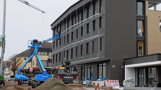 Das Apotheken- und Ärztehaus in der Murger Mitte erhält mit der Holzfassade den letzten Schliff: Die Arbeiten haben diese Woche begonnen.