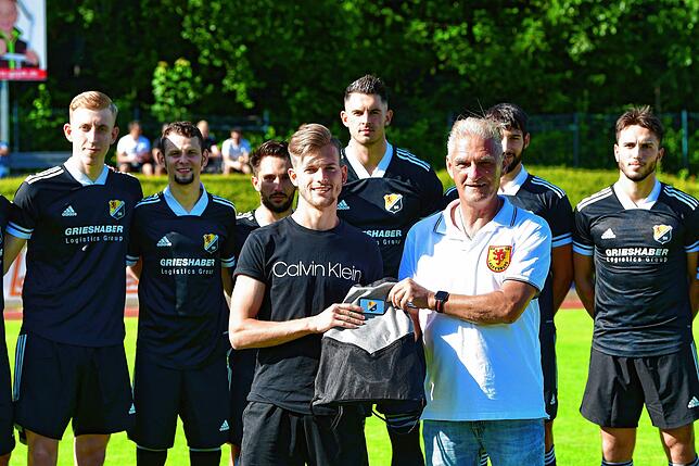 Abschied: Nach vier Jahren beim SV 08 Laufenburg verabschiedete Vorsitzender Johann Scheible (rechts) im Sommer 2021 den nun ...