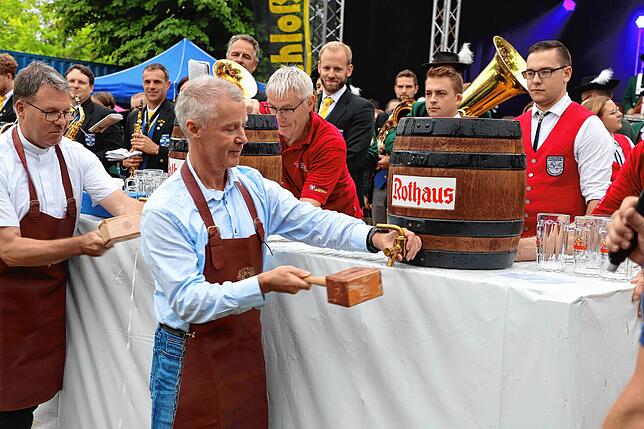 Bürgermeister Manfred Härle sticht am Freitagabend nach dem Gesamtchor wieder eines von drei Fässern Bier ans – wie im Vorjahr mit ...