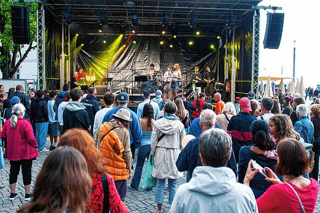 Bild 8: Stimmung top, Wetter egal: Das war der Samstag beim Überlinger Promenadenfest in Bildern