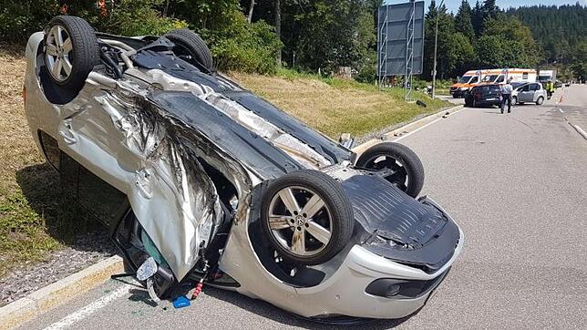 Auf dem Dach liegen bleibt dieser VW Touran, nachdem er am Dienstag auf der Bundesstraße 317 auf dem Feldberg von einem entgegen ...