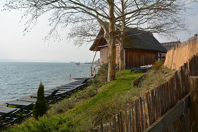 Zwei Außensaunen im Pfahlbauten-Stil gehören zu den Besonderheiten der Meersburger Therme direkt am Seeufer.