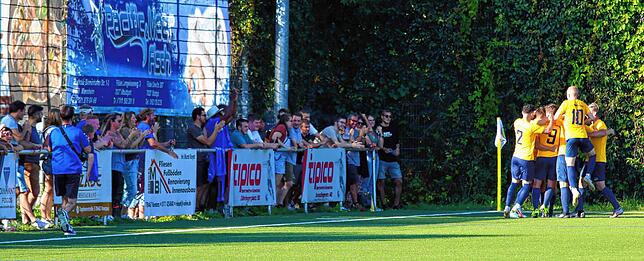 Die SG Dettingen-Dingelsdorf feiert den 3:0-Erfolg.