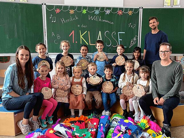 Grundschule Gütenbach, Klasse 1: Die erste Klasse der Grundschule Gütenbach mit Rektor Simon Götschel (stehend) und den Klassenlehrern ...