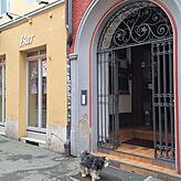 Sunka verbringt seine Zeit sehr gerne vor dem Restaurant und heißt jeden Gast willkommen. Ab und an geht er auf eigene Faust in der ...