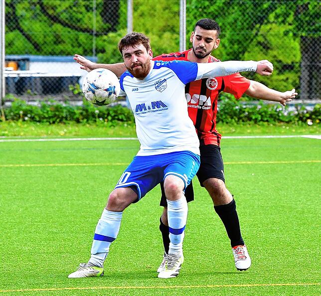 Beschattet: Am Bad Säckinger Verteidiger Alessio Vella gab es für Martin Grießer (vorn) vom FC Geilßingen fast kein Vorbeikommen.
