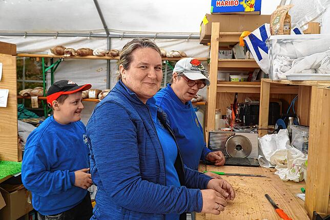 Karl Götz (von links), Yvonne Merz und Sandra Maria Götz kommen kaum hinterher, so begehrt sind die Probiererle aus der Burgberger Mühle.