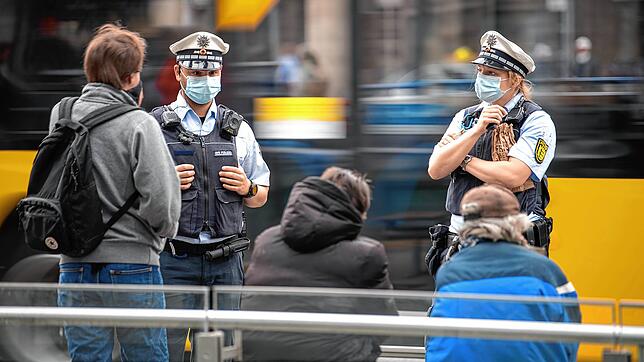 Um die Ausbreitung des Coronavirus zu verlangsamen, gilt eine Maskenpflicht im öffentlichen Nahverkehr. Auch am Hochrhein wird das ...
