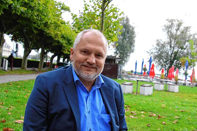 Martin Staab am Seeufer.